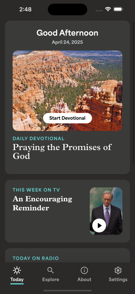 Pantalla de inicio de la aplicación Ministerios En Contacto que presenta devocionales diarios y mensajes de video del Dr. Charles Stanley