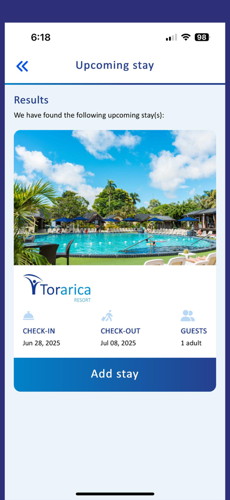 Torarica Resortでの次の滞在詳細が表示されたモバイルアプリのインターフェース。スイミングプールの景色が見えます。
