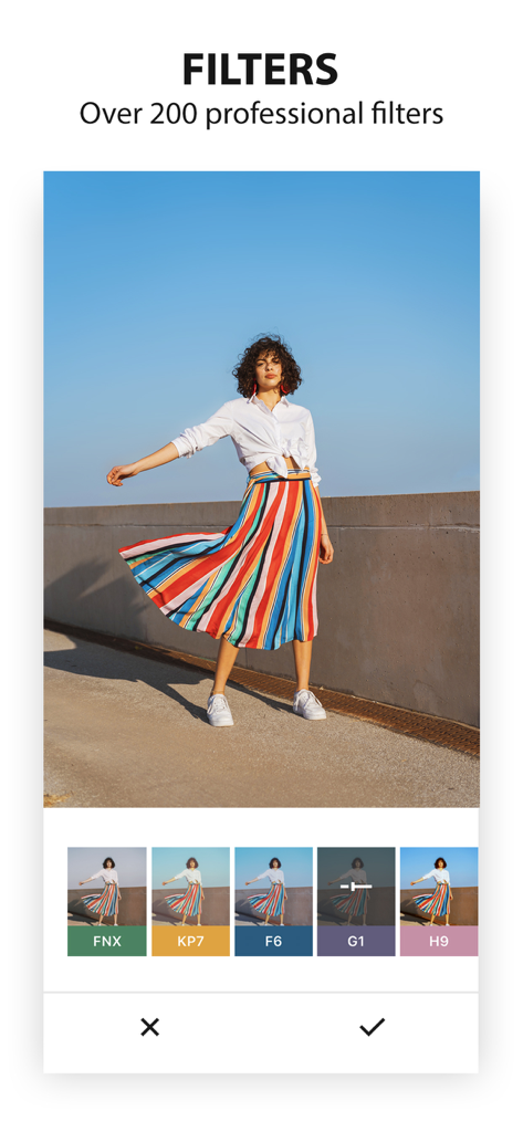 Tela do aplicativo editor de fotos Avatan mostrando uma seleção de filtros profissionais aplicados a uma foto de uma mulher com uma saia colorida.