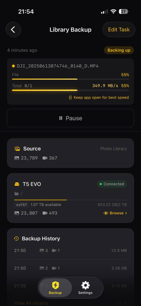 AmberTime - Offline Backup - L'écran de l'application AmberTime montrant un fichier vidéo en cours de sauvegarde d'un iPhone vers un SSD externe connecté.