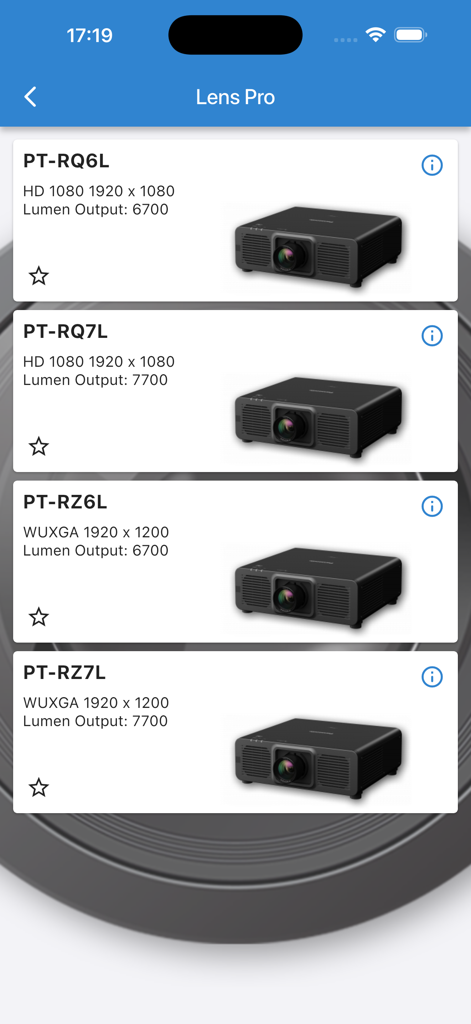 Interfaz de la aplicación LensPro que muestra una lista de modelos de proyectores profesionales con especificaciones técnicas como resolución y salida de lúmenes