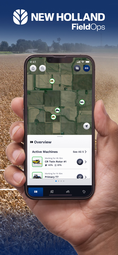 New Holland FieldOps™ - Uma mão segurando um smartphone exibindo a interface do aplicativo New Holland FieldOps com um mapa de campo e status de máquinas ativas
