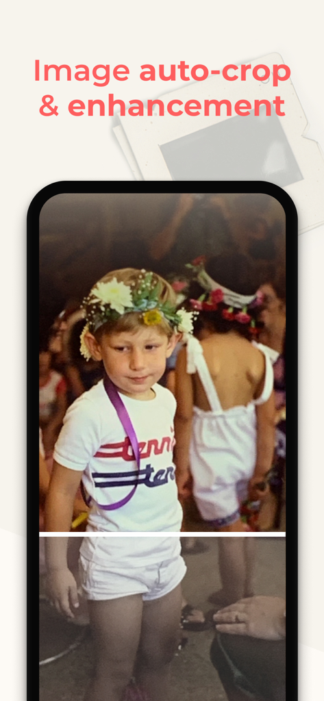 Une vieille photo d'un garçon avec une couronne de fleurs en cours de recadrage et d'amélioration automatiques dans l'application SlideScan.