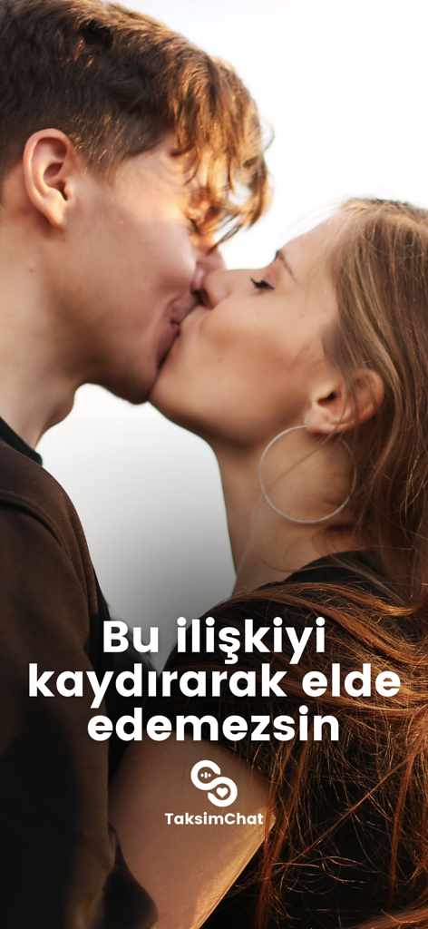 Taksim Chat - Muhabbet hattı - 탁심 챗 앱에서 진정한 관계를 찾기 위한 메시지와 함께 키스하는 로맨틱한 커플.