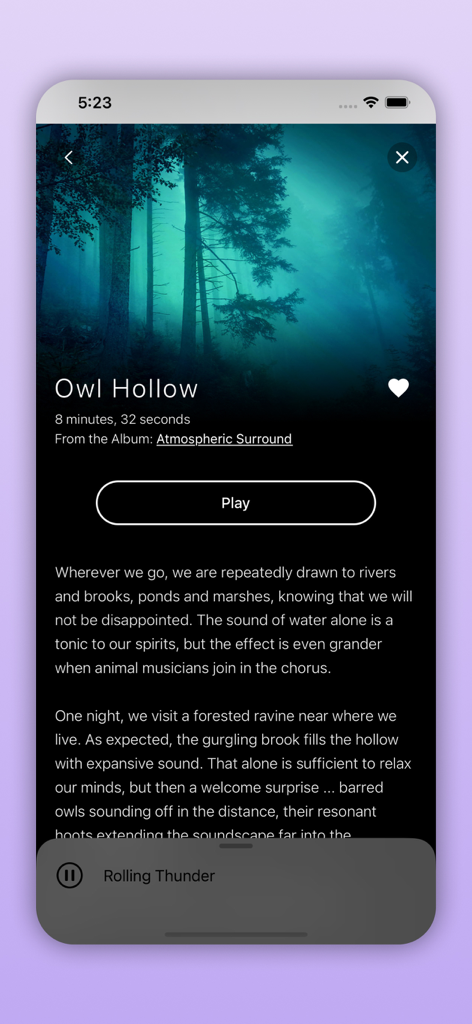 Pantalla de la aplicación Pure Nature mostrando los detalles del paisaje sonoro "Owl Hollow" con un fondo de bosque brumoso y un botón de reproducción.