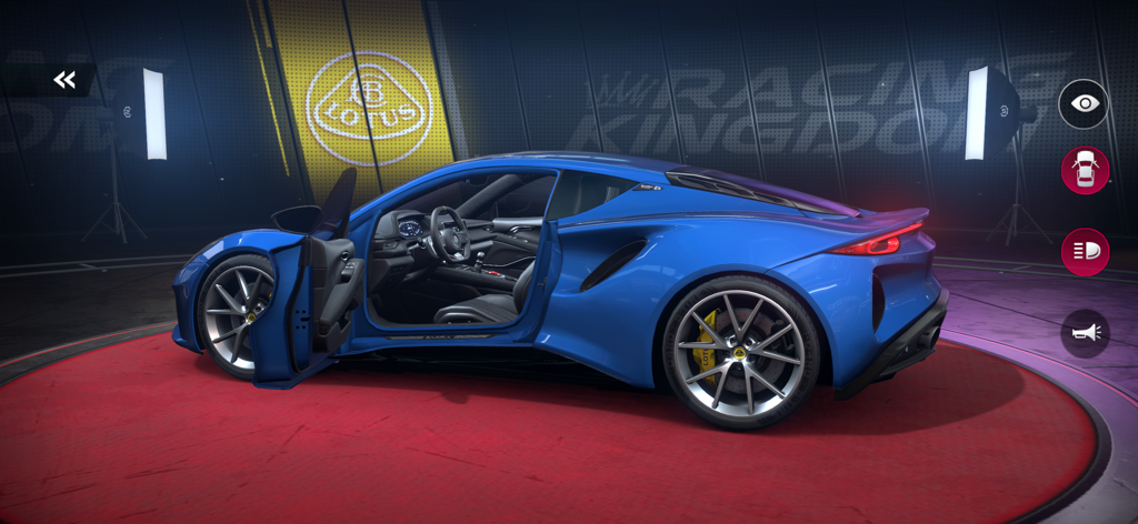 Racing Kingdom - Un superdeportivo Lotus azul con la puerta abierta expuesto en una sala de exposición de garaje profesional.