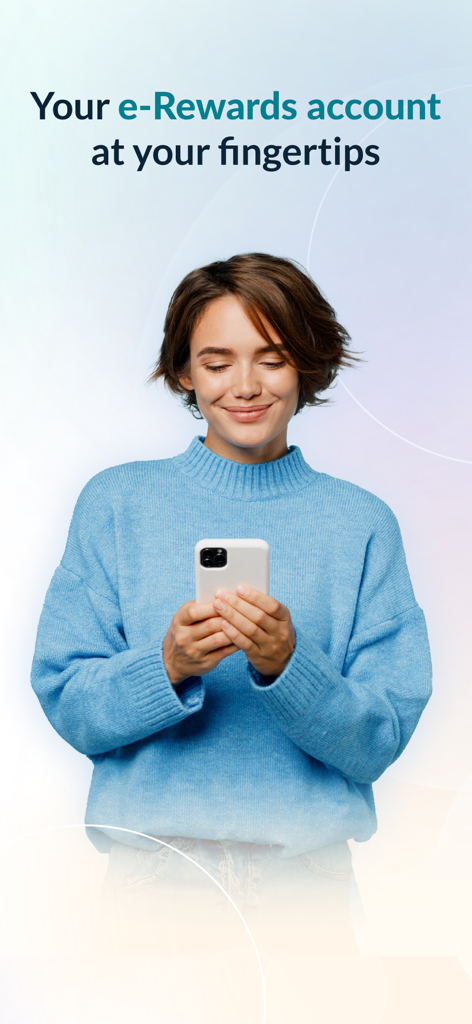 Femme souriant en regardant son smartphone avec la marque de l'application e-Rewards et le texte Votre compte e-Rewards au bout de vos doigts
