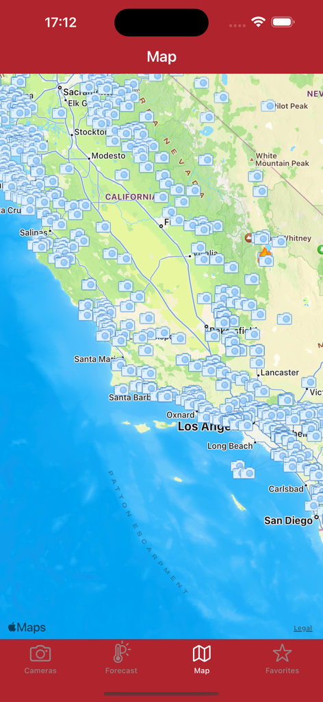 Vista mappa della California nell'app che mostra numerosi icone di telecamere antincendio e indicatori di incendi attivi