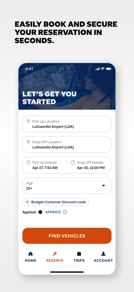 Schermata dell'app mobile che mostra un modulo di prenotazione per il noleggio auto all'aeroporto di LaGuardia con dettagli di ritiro e riconsegna