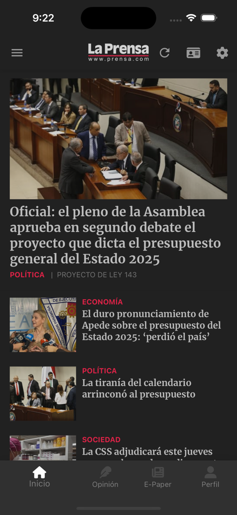 Home feed of the La Prensa Panama news app showing political and economic headlines