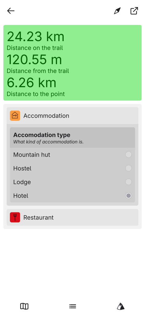 Pantalla de la aplicación GR10 que muestra estadísticas de distancia de senderismo y selección de tipo de alojamiento.
