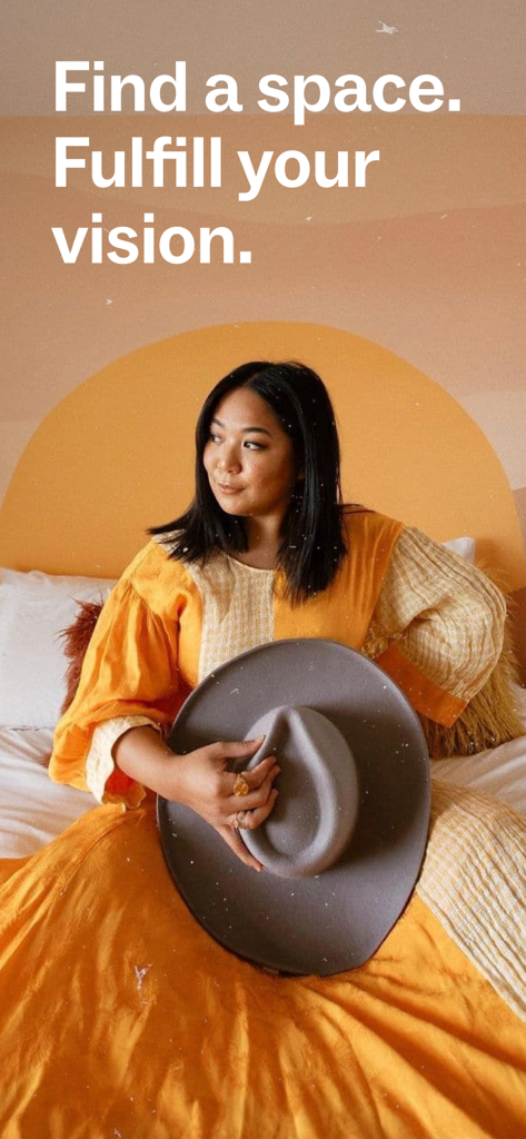 Peerspace - Rent Unique Venues - Una donna creativa in una stanza estetica con il testo Trova uno spazio Realizza la tua visione