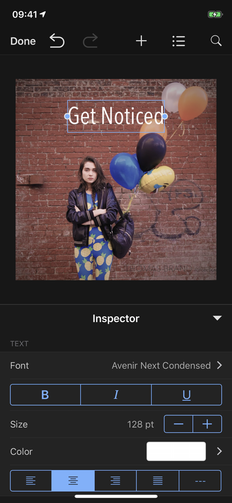Cinemagraph Pro - Uno screenshot dell'app Cinemagraph Pro che mostra l'editor di testo e gli strumenti di ispezione con una giovane donna che tiene palloncini e testo sovrapposto a uno sfondo di muro di mattoni.