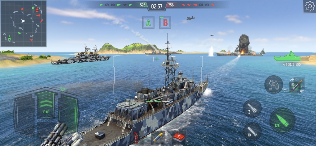 Jugabilidad táctica de combate naval 7 contra 7 en Force of Warships mostrando buques de guerra en el océano con la interfaz del juego