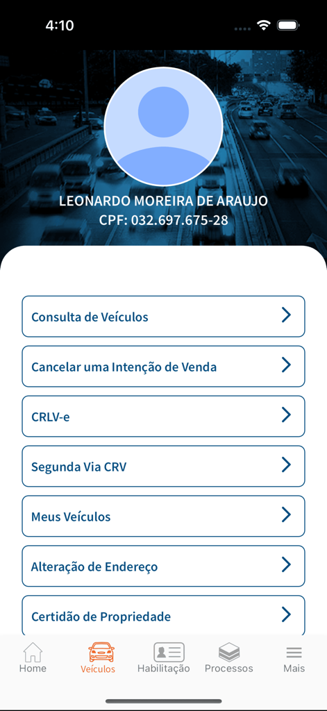 Interface de l'application Detran GO ON montrant un profil utilisateur et un menu de services de véhicules tels que l'immatriculation et la consultation.