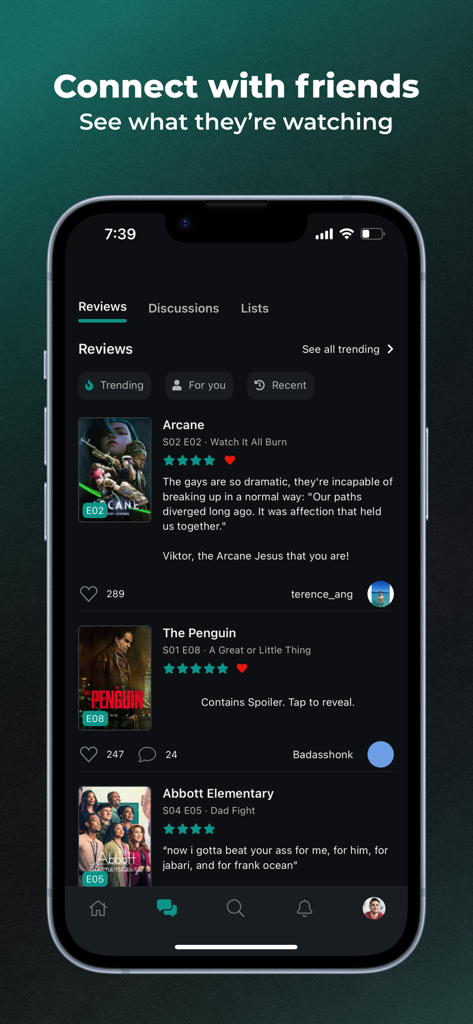 Um feed social no aplicativo Serializd mostrando críticas e avaliações de séries de TV de amigos.