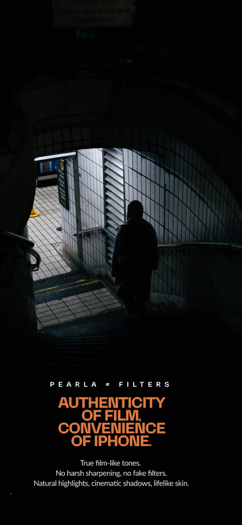 Pearla - Pro Filmic Camera - Pearlaカメラアプリのオーセンティックなフィルムライクなトーンを示す、シネマティックな地下鉄の写真。