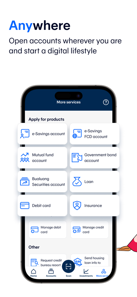 Smartphone zeigt das Menü der Bangkok Bank App zum Eröffnen von e-Sparkonten, Investmentfonds und Darlehenskonten.