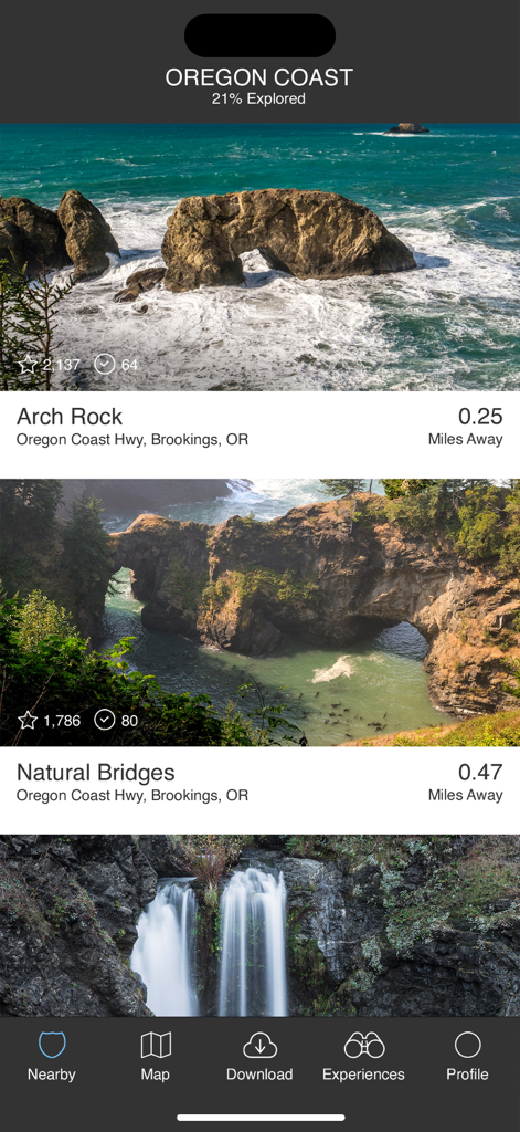 Oregon Coast Offline Guide - Screenshot dell'app Oregon Coast Offline Guide che mostra un elenco di attrazioni vicine tra cui Arch Rock e Natural Bridges con foto e distanze.