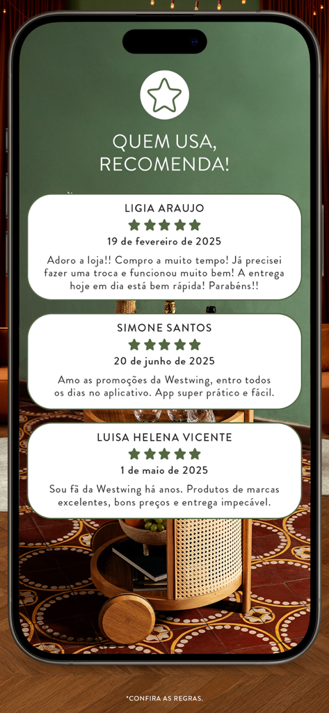 Écran de smartphone affichant des avis clients positifs cinq étoiles et des témoignages pour l'application de décoration et de style de vie Westwing.