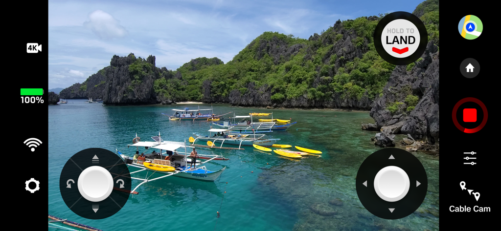 Oberfläche der Skydio-Drohnen-App mit einem Live-4K-Kamerafeed einer tropischen Bucht mit virtuellen Flugsteuerungen