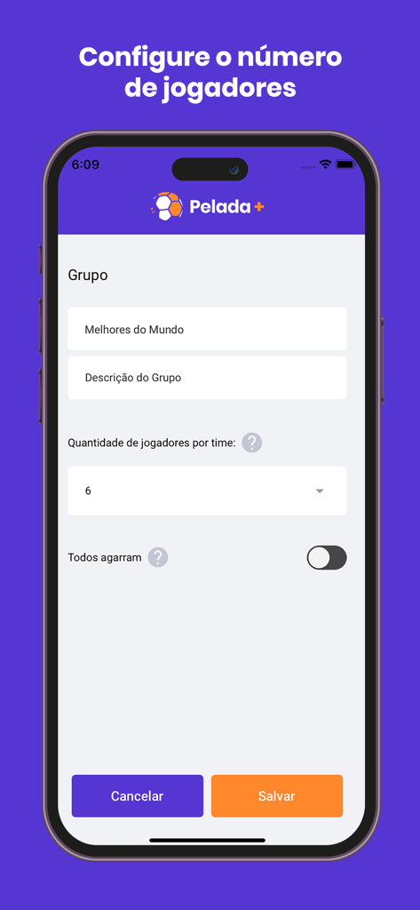 Pelada+ - Smartphone, das den Pelada plus App-Bildschirm zur Gruppeneinrichtung anzeigt, mit Optionen für den Gruppennamen und die Anzahl der Spieler pro Team