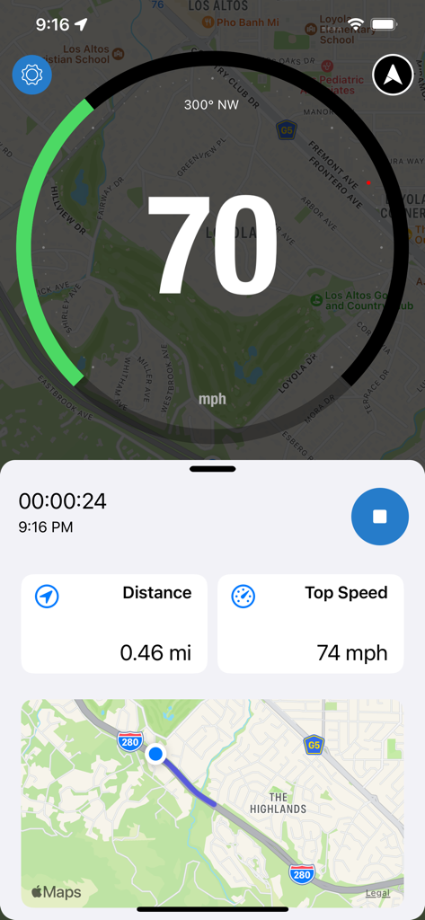 Tachometer, der 70 mph und Reisedetails auf einer Karte in der Trip Tracker App anzeigt