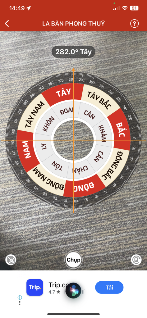 La ban Phong thuy - Laban - A digital Feng Shui compass overlay showing directional degrees on a camera view of a room.