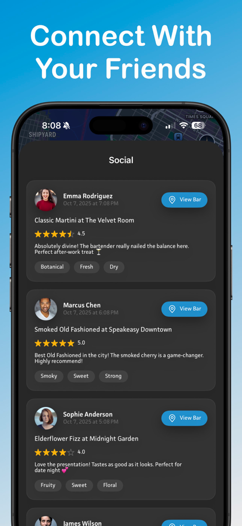 Un feed social nell'app DrinkSmith che mostra recensioni di cocktail e profili di sapore degli amici.