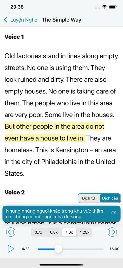 TFlat: Learn Translate English - Interfaz de la aplicación TFlat que muestra una sesión de práctica de escucha en inglés con una superposición de traducción al vietnamita y controles de reproducción de audio.