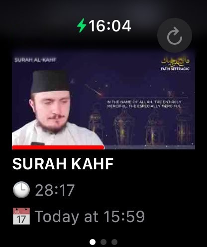 WatchClips - Surah Kahf の動画再生画面を表示する Apple Watch 上の WatchClips アプリのインターフェース