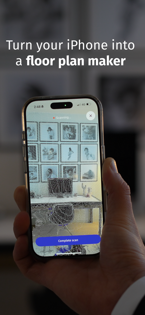 Roomio: floor plan creator - 間取り図作成のためにLiDARテクノロジーを使用して部屋をスキャンするiPhone上のRoomioアプリを使用している人物。