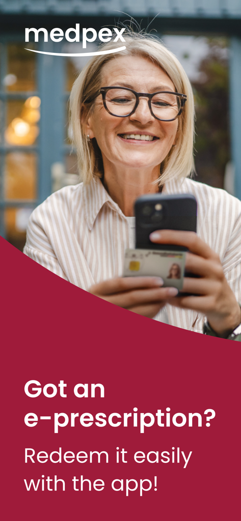 Una mujer sonriente usando su smartphone y una tarjeta para canjear una receta electrónica a través de la app de medpex.