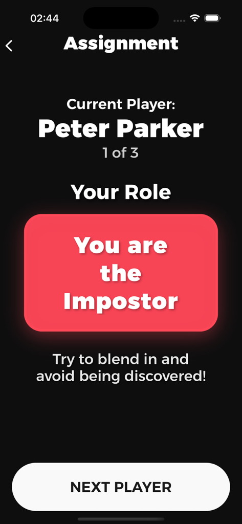 Who is the imposter Game - Pantalla de la aplicación móvil que muestra la asignación de rol para un jugador llamado Peter Parker que es el impostor con instrucciones para pasar desapercibido.