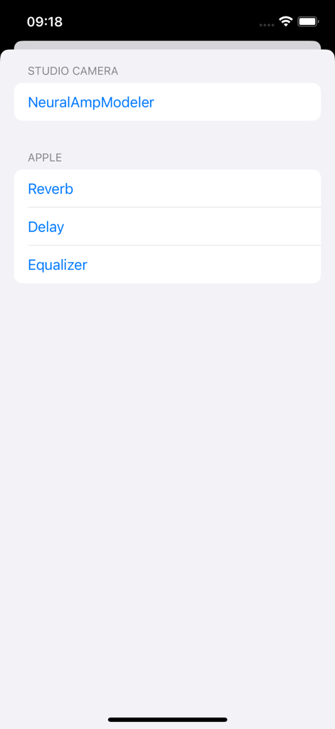 Um menu no aplicativo Studio Camera exibindo várias opções de efeitos de áudio como Reverb, Delay e Equalizer para mixagem em tempo real.