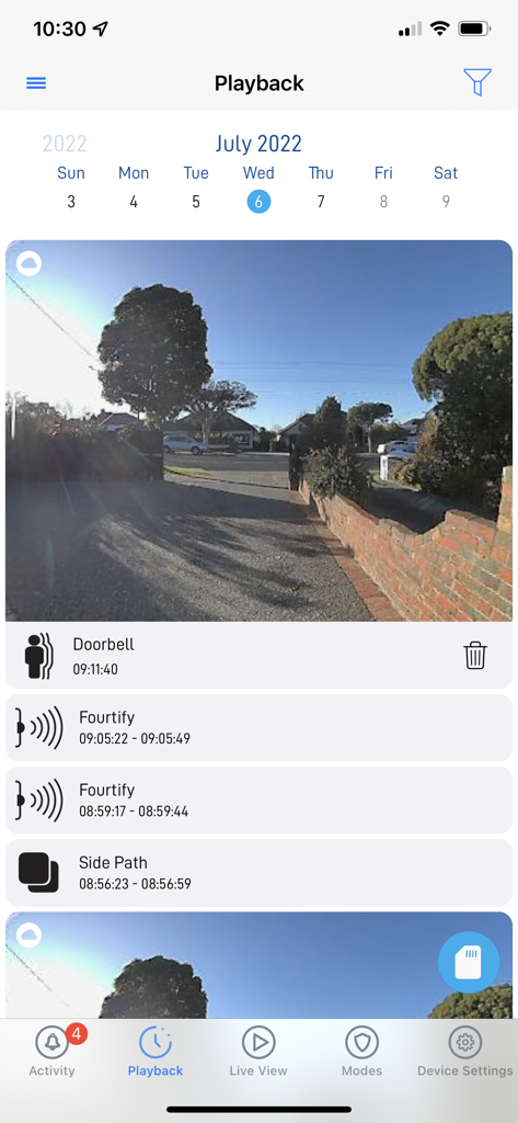 Pantalla de reproducción de la aplicación Swann Security que muestra el historial de video grabado y los registros de eventos de movimiento de las cámaras de seguridad del hogar.