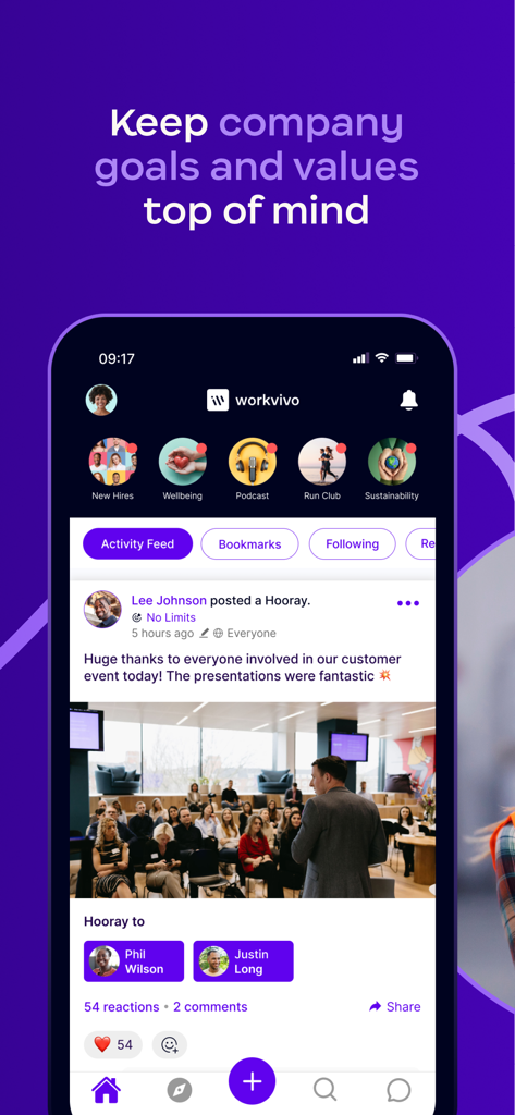 Workvivoアプリのアクティビティフィードのスクリーンショット。会社のイベント写真を含む従業員の称賛投稿が表示されています。