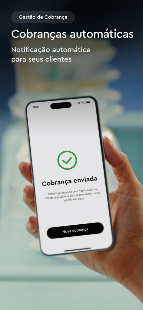App InfinitePay su iPhone che mostra una notifica di fatturazione automatica inviata a un cliente