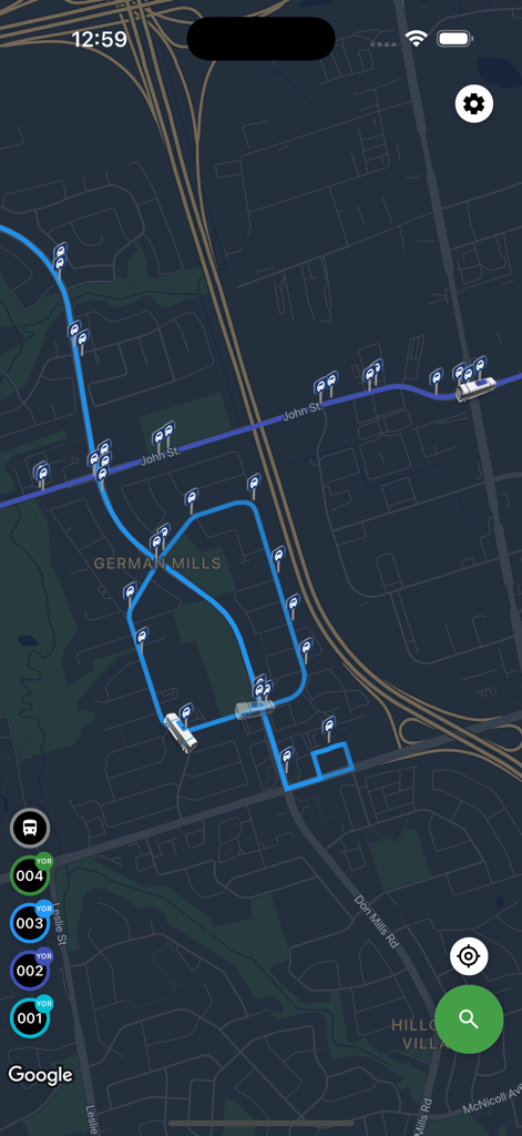 Bus is Coming - Une interface de carte en mode sombre montrant les emplacements des bus en temps réel et les itinéraires de transport en commun dans l'application Bus is Coming