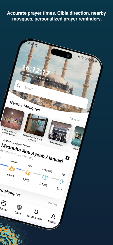 Salah Mate - Salah Mateアプリのダッシュボード。礼拝時間、次の礼拝までのカウントダウン、そしてiPhone画面の近くのモスクのリストが表示されています。
