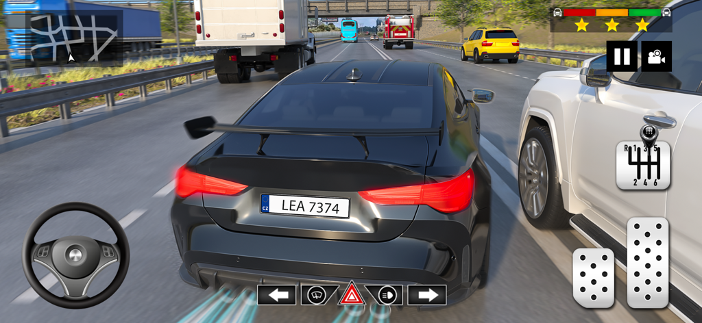 Vista en tercera persona de un coche deportivo negro conduciendo por una autopista concurrida en los Juegos de Autoescuela Real con controles manuales