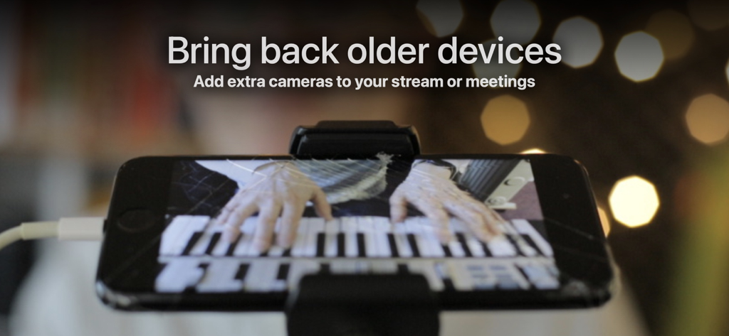 Un iPhone montado en un trípode utilizado como webcam para transmitir una actuación de piano en vivo.