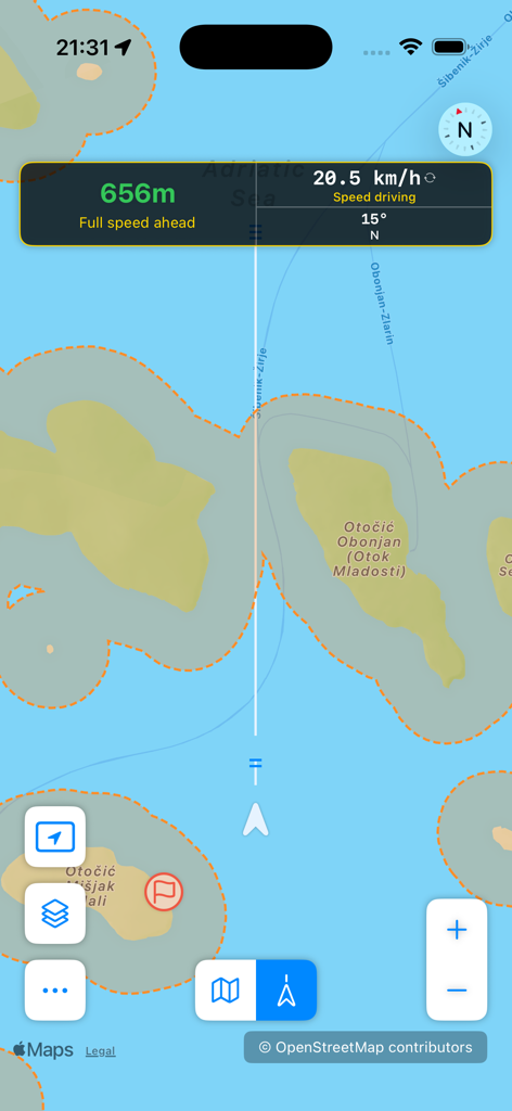 Interface do aplicativo de navegação Sailor Croácia mostrando posição do barco, velocidade e distância até a costa em um mapa náutico