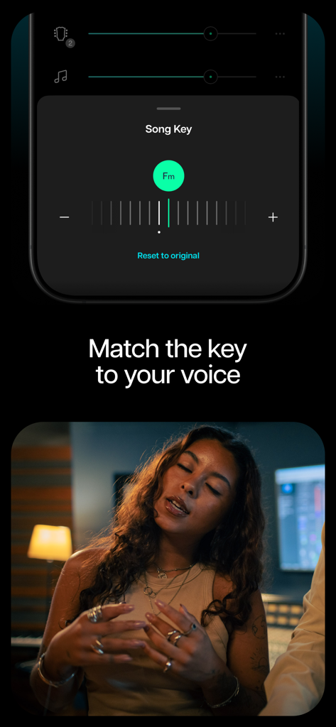 Una mujer cantando con la interfaz del cambiador de tono de la app Moises mostrada arriba para ajustar la tonalidad de la canción a su voz