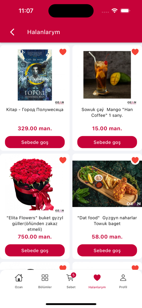 Ozan - Pantalla de lista de deseos de la aplicación Ozan que muestra una variedad de productos que incluyen libros, flores y alimentos con precios en manat.