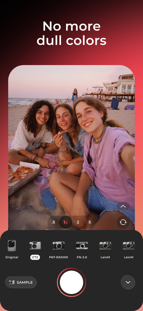 WayShot AIカメラアプリで、鮮やかなレトロフィルターを使用して撮影された、ビーチにいる友人のグループ。