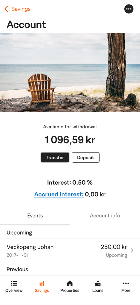 Dashboard del conto di risparmio dell'app SBAB che mostra saldo e interessi con uno sfondo personalizzato di spiaggia