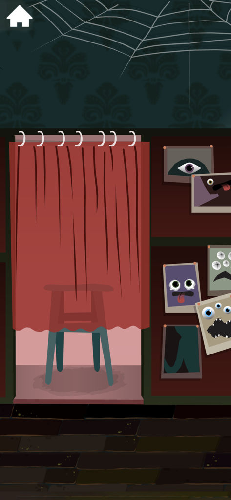 Una pared de galería con retratos de monstruos coloridos junto a una cabina con cortinas rojas en una habitación espeluznante