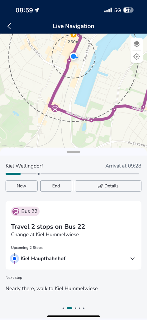 Live-Navigationsbildschirm der NAH SH App mit einer Karte einer Busroute und Fahrtdetails in Kiel, Deutschland