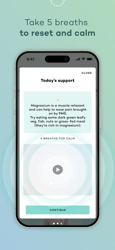 Una captura de pantalla de la página de soporte diario de la aplicación Moody Month con consejos nutricionales para el síndrome premenstrual y un ejercicio de respiración guiada.